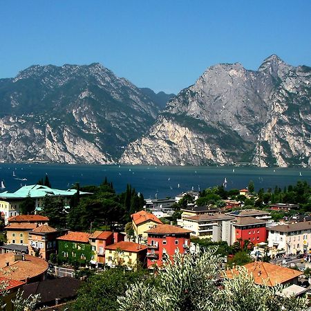 Club Hotel E Residence La Vela Torbole Sul Garda Bagian luar foto