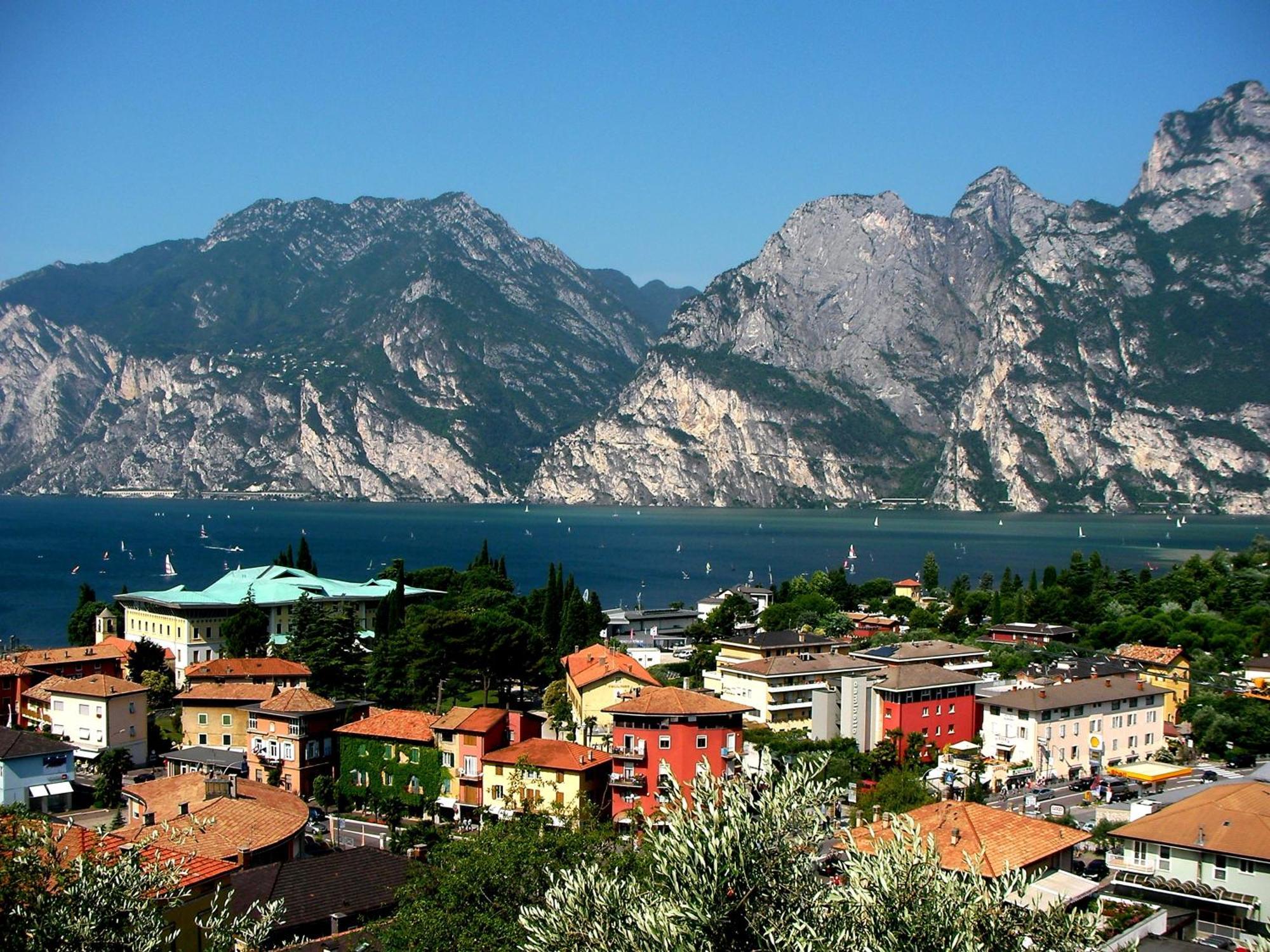 Club Hotel E Residence La Vela Torbole Sul Garda Bagian luar foto