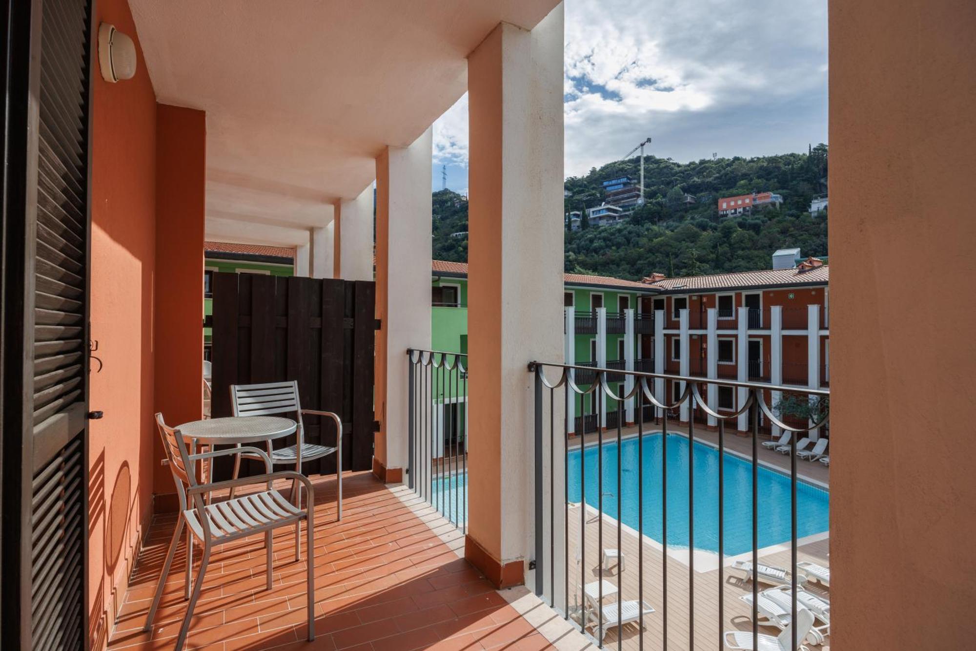 Club Hotel E Residence La Vela Torbole Sul Garda Bagian luar foto