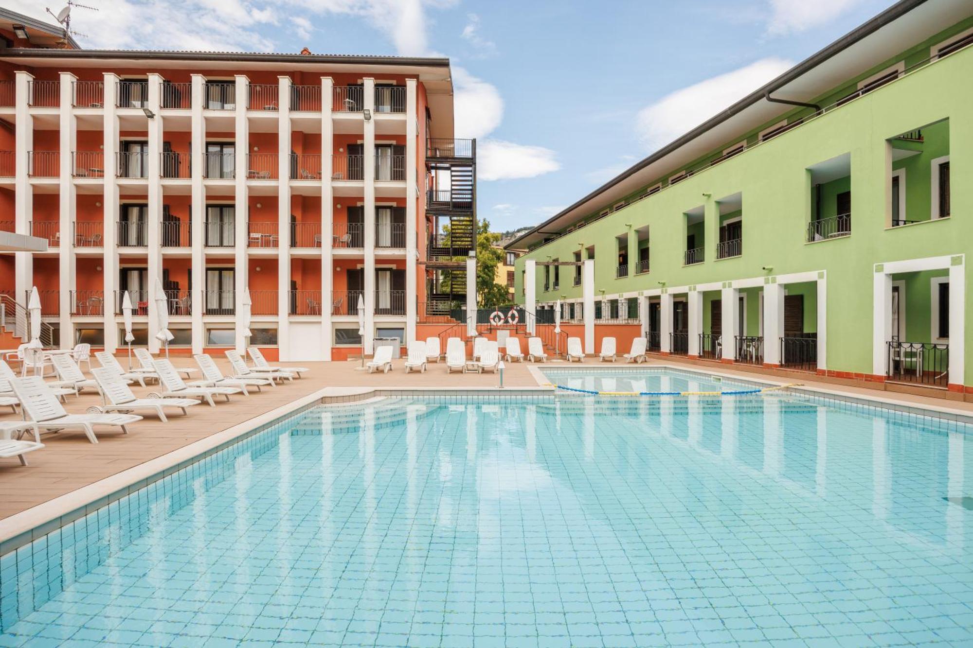 Club Hotel E Residence La Vela Torbole Sul Garda Bagian luar foto