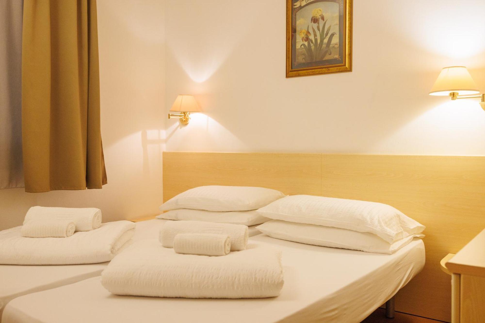 Club Hotel E Residence La Vela Torbole Sul Garda Bagian luar foto