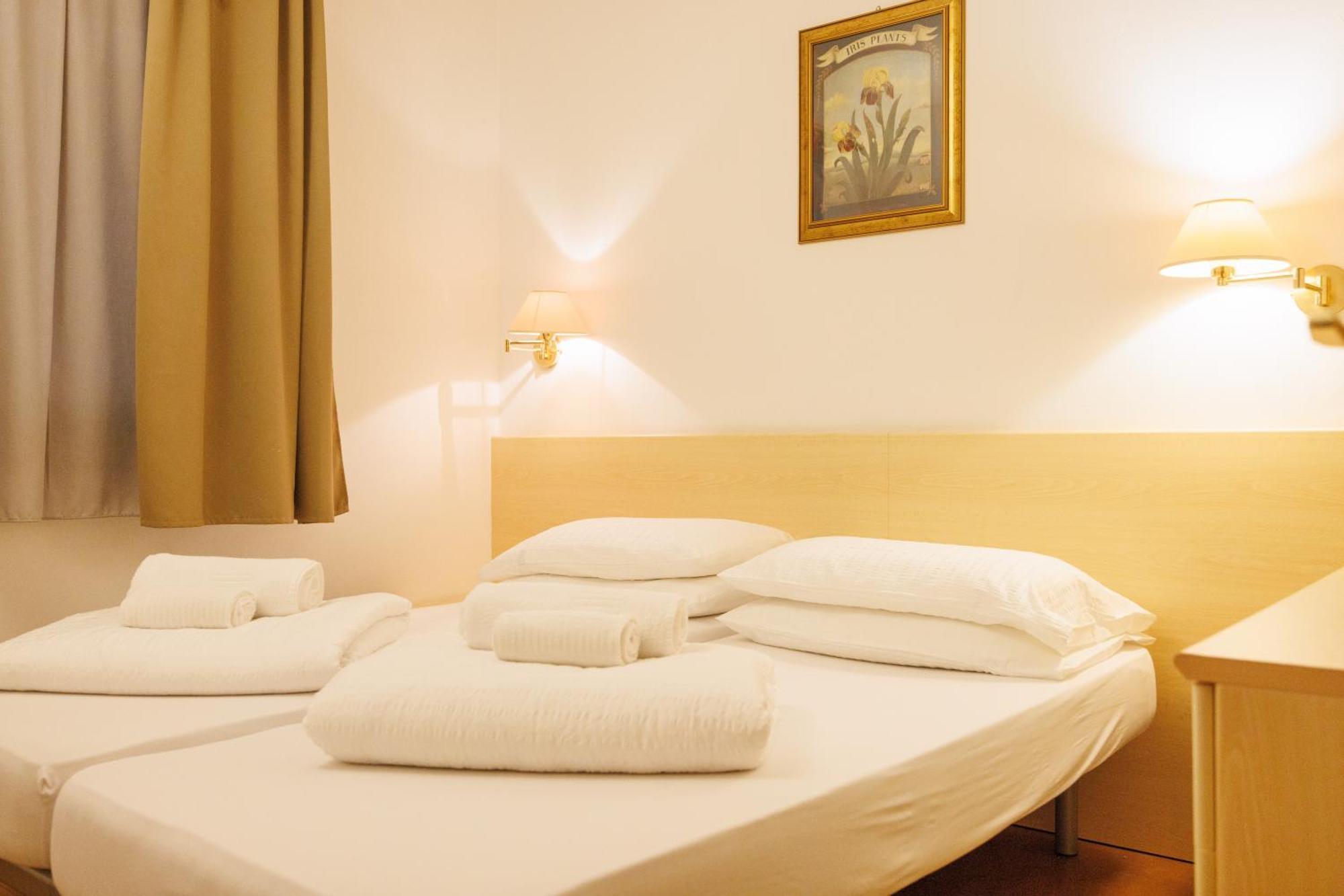 Club Hotel E Residence La Vela Torbole Sul Garda Bagian luar foto