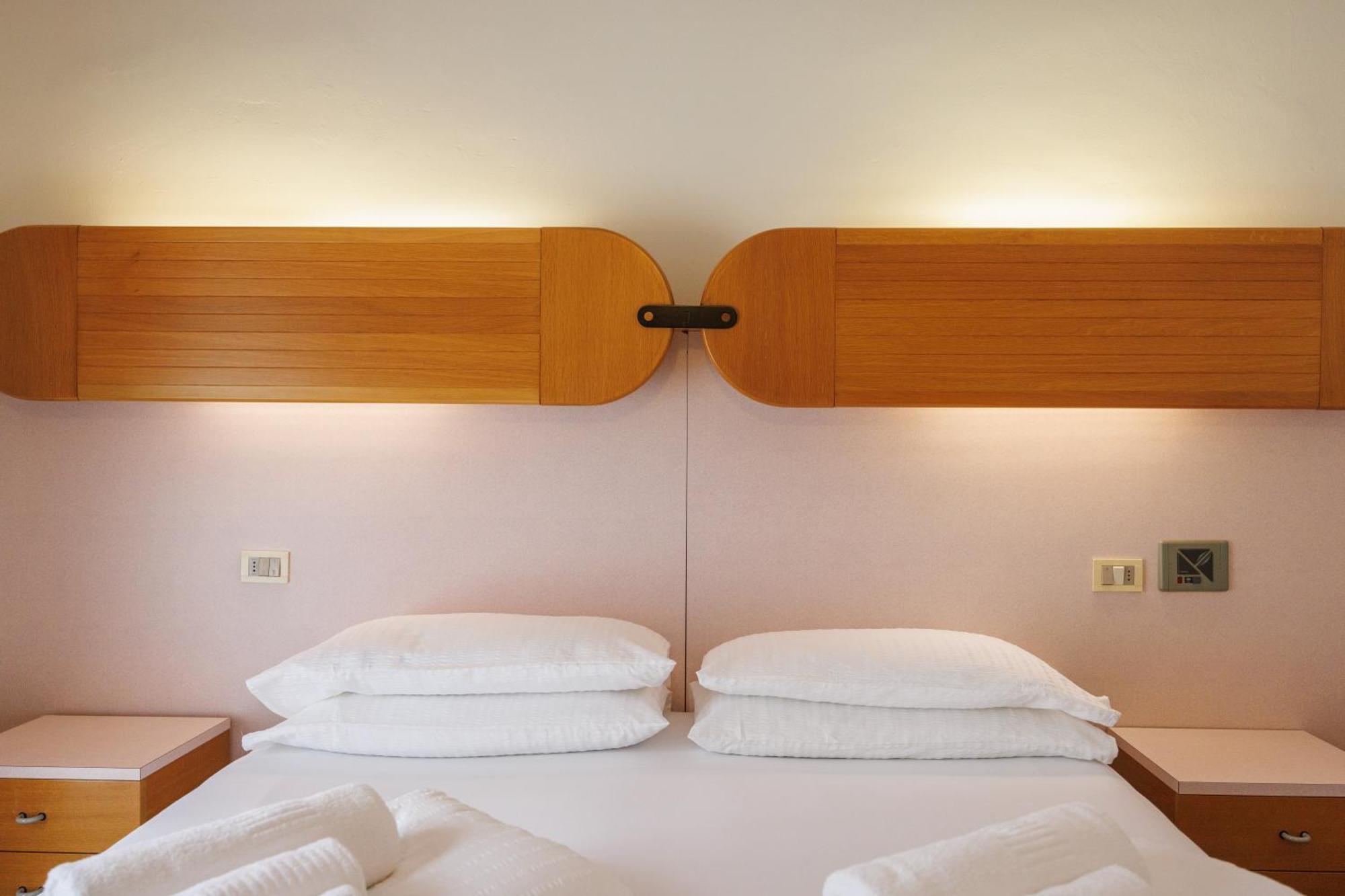 Club Hotel E Residence La Vela Torbole Sul Garda Bagian luar foto