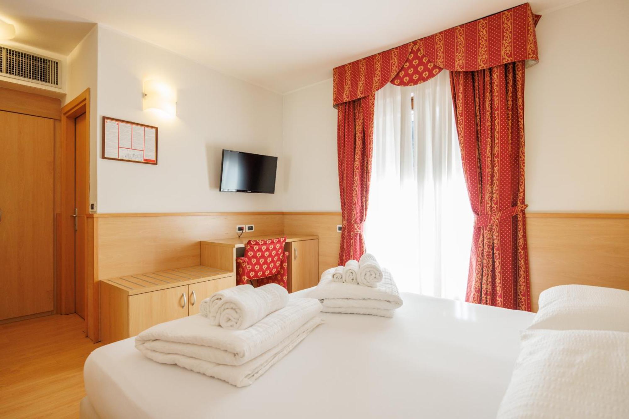 Club Hotel E Residence La Vela Torbole Sul Garda Bagian luar foto