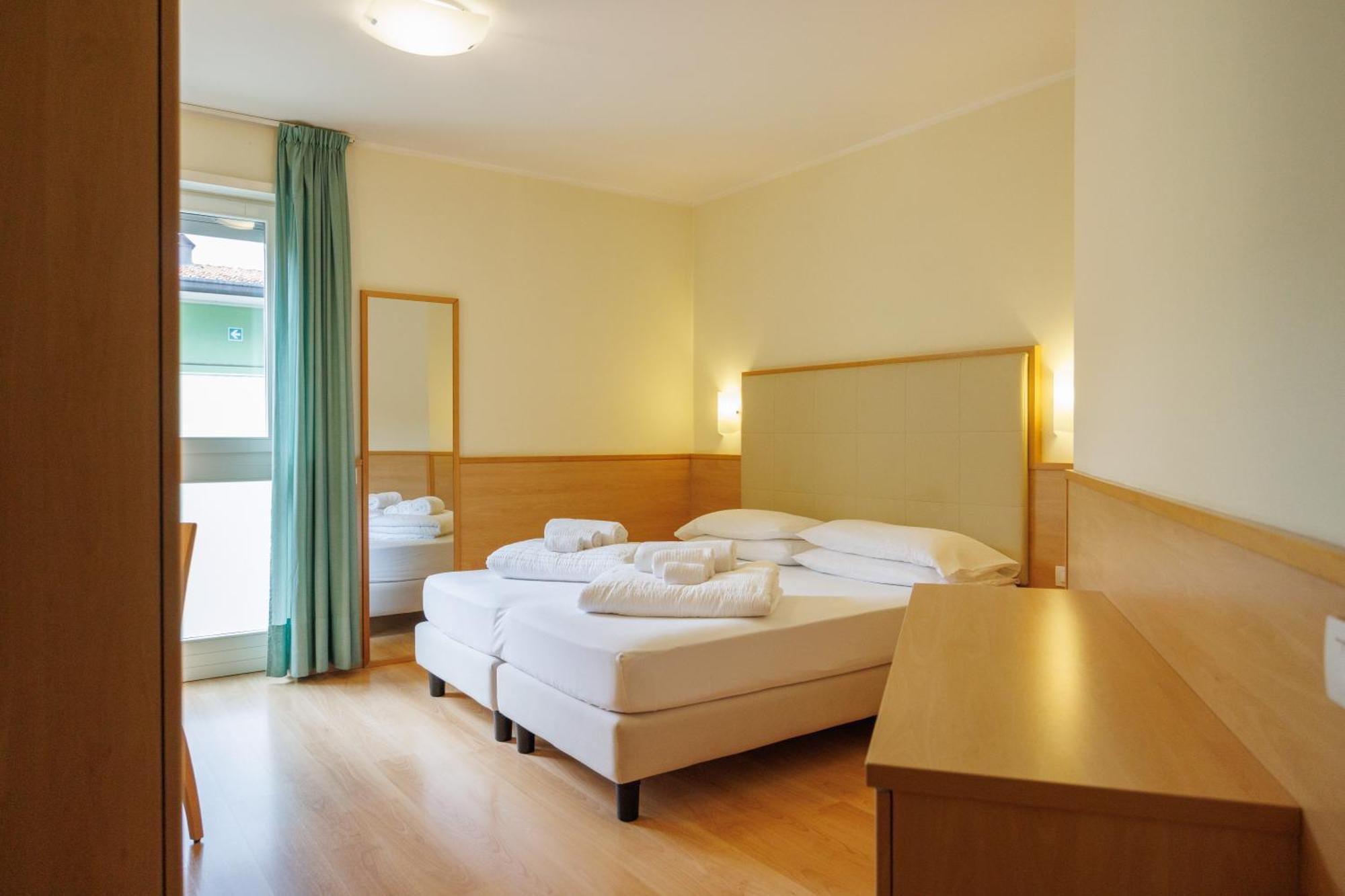 Club Hotel E Residence La Vela Torbole Sul Garda Bagian luar foto
