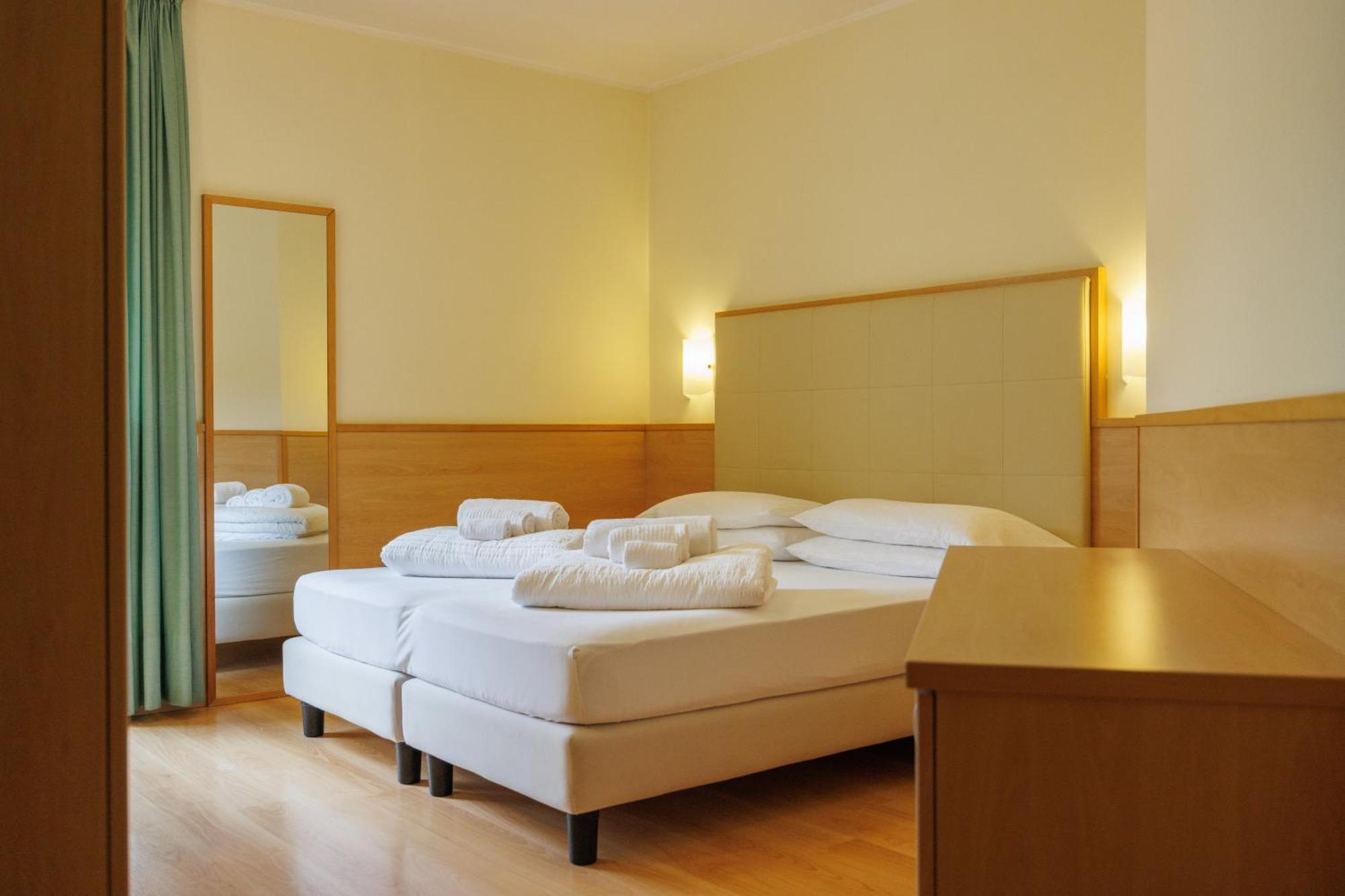 Club Hotel E Residence La Vela Torbole Sul Garda Bagian luar foto