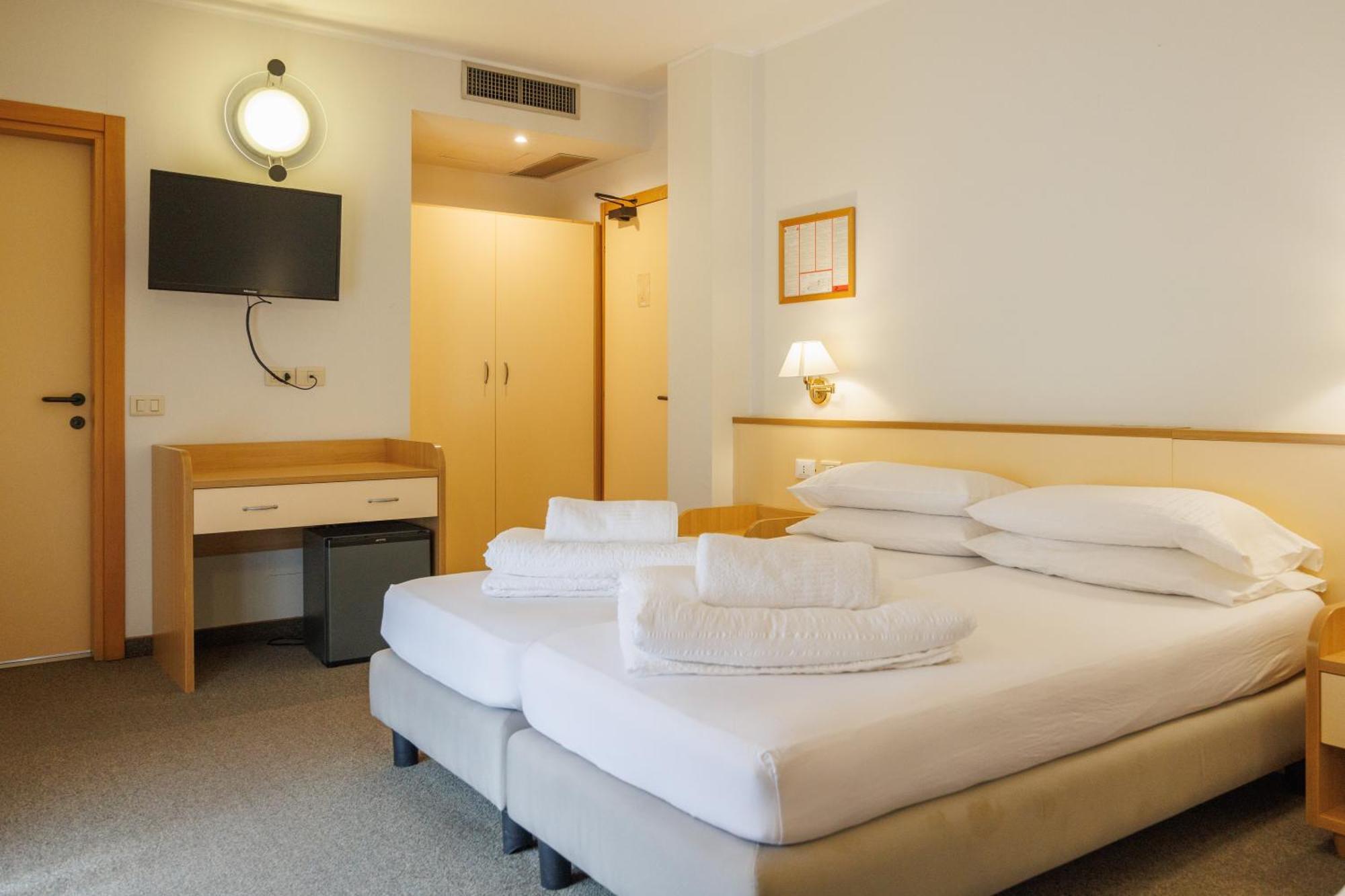 Club Hotel E Residence La Vela Torbole Sul Garda Bagian luar foto