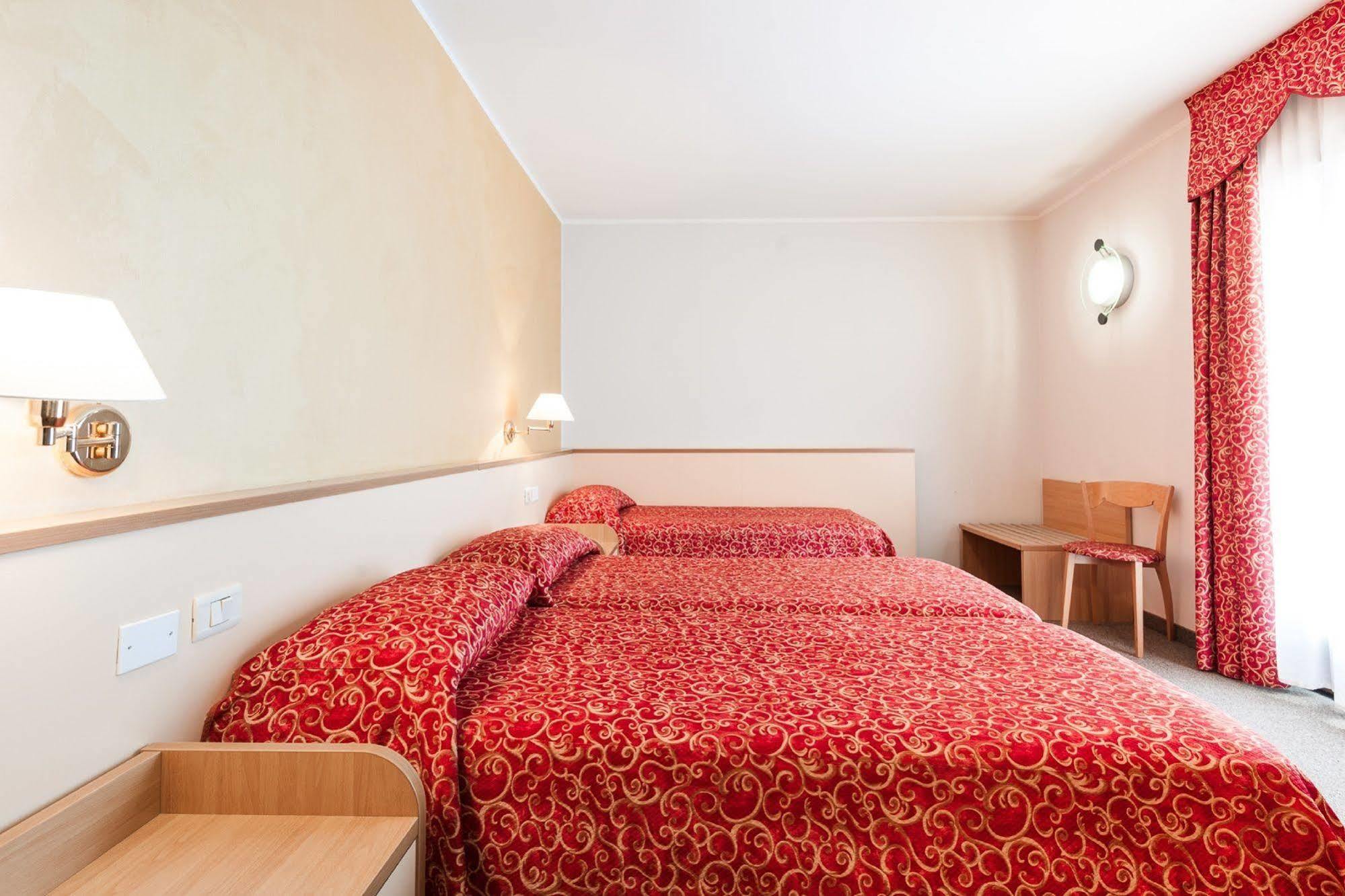 Club Hotel E Residence La Vela Torbole Sul Garda Bagian luar foto