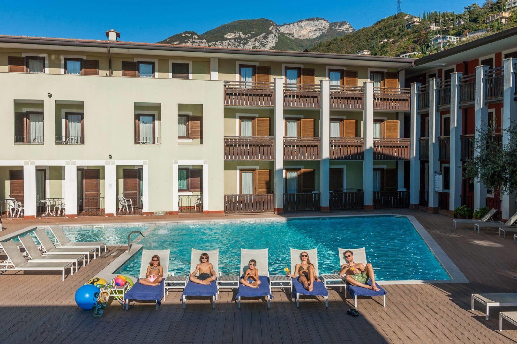 Club Hotel E Residence La Vela Torbole Sul Garda Bagian luar foto