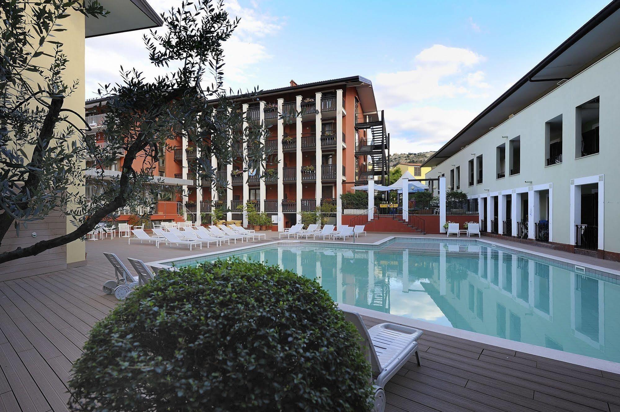 Club Hotel E Residence La Vela Torbole Sul Garda Bagian luar foto