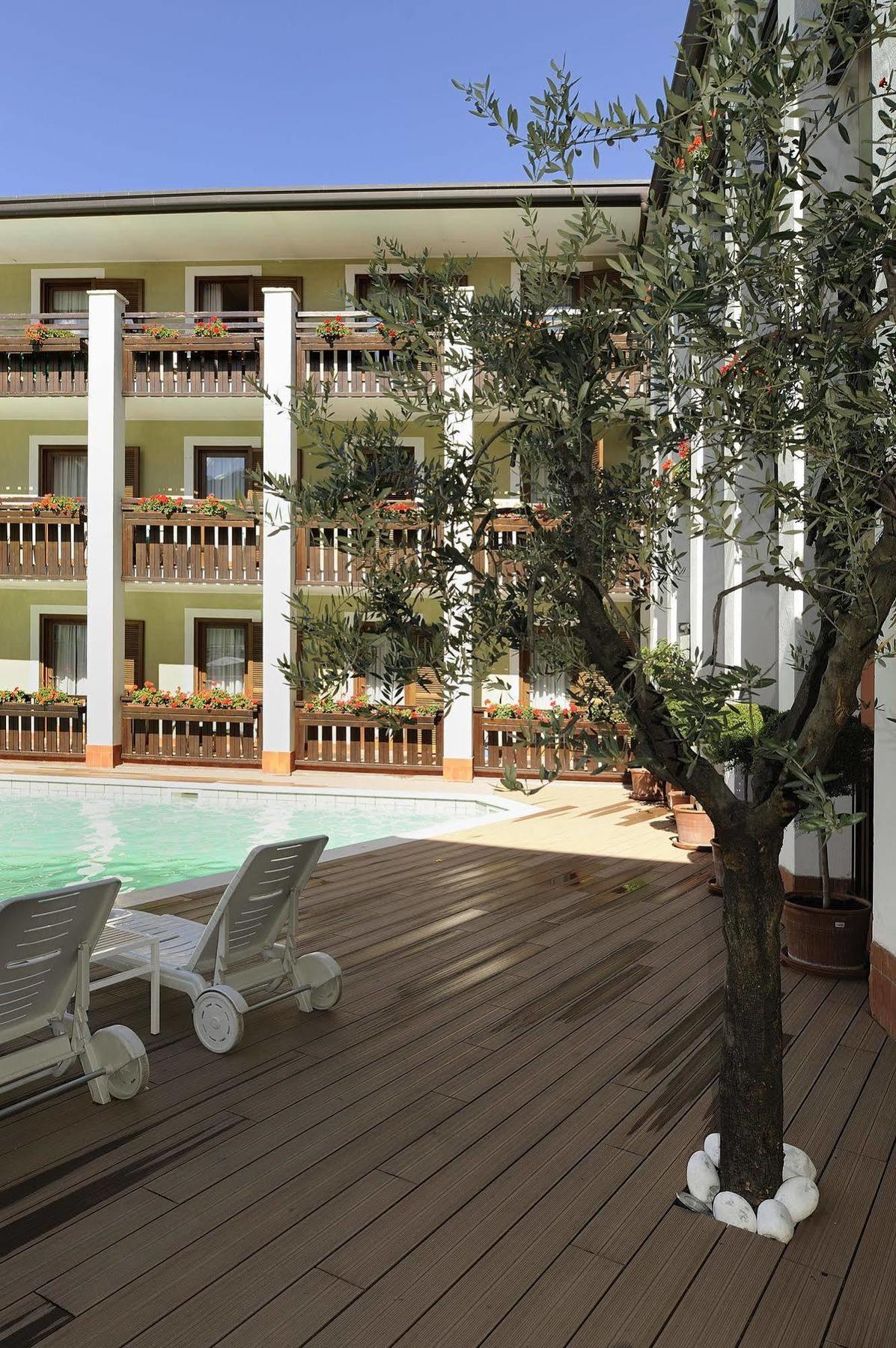 Club Hotel E Residence La Vela Torbole Sul Garda Bagian luar foto