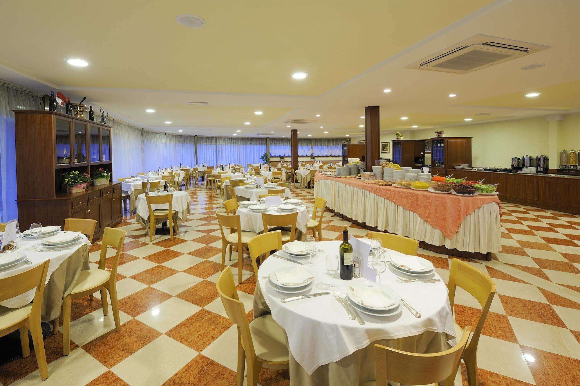 Club Hotel E Residence La Vela Torbole Sul Garda Bagian luar foto