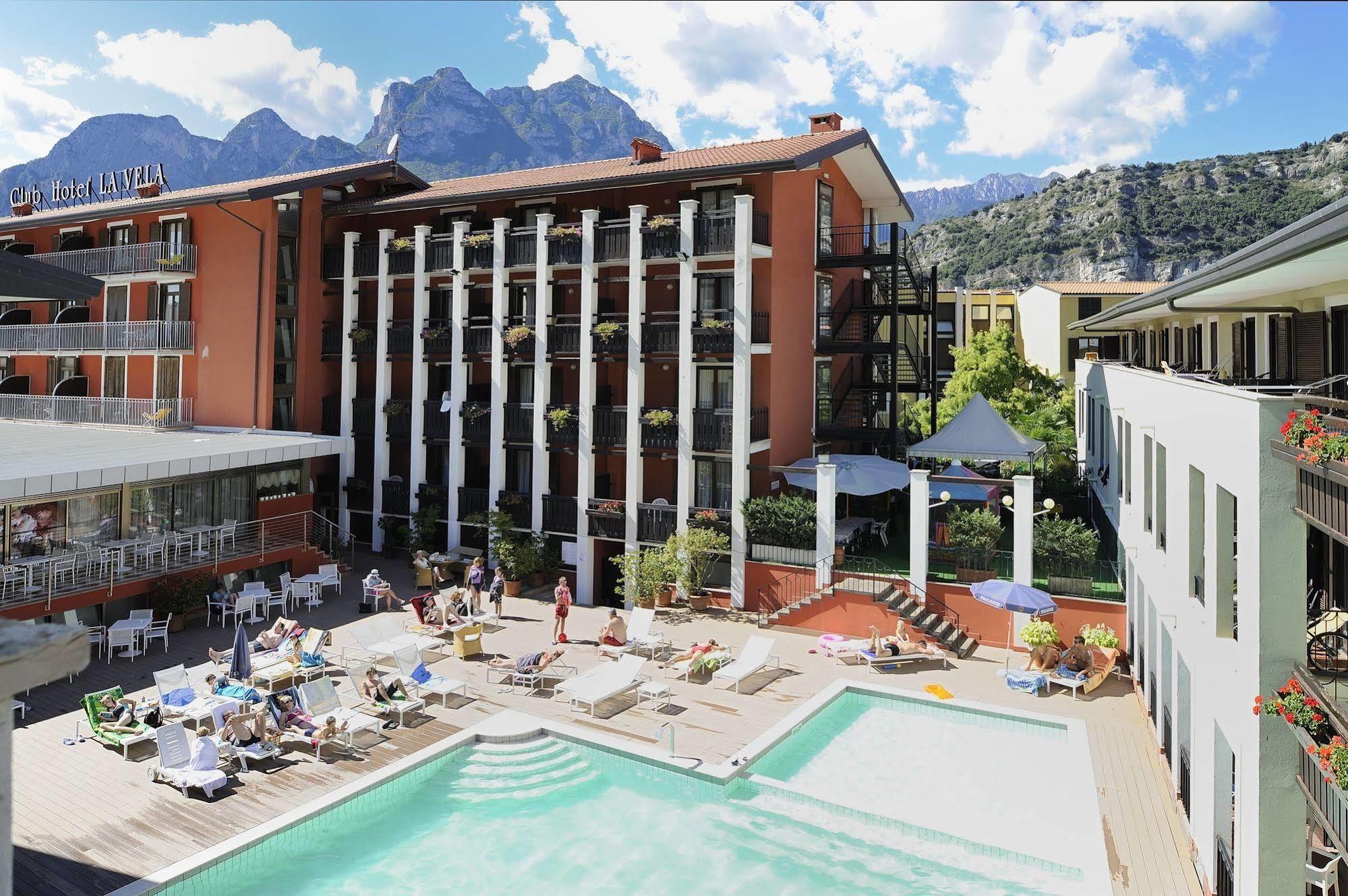 Club Hotel E Residence La Vela Torbole Sul Garda Bagian luar foto