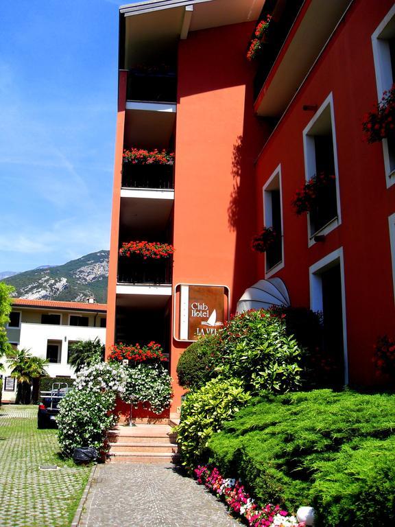 Club Hotel E Residence La Vela Torbole Sul Garda Bagian luar foto